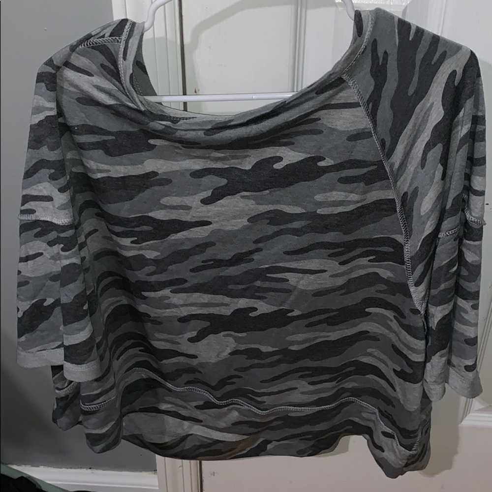 Super cute camo elbow T-shirt